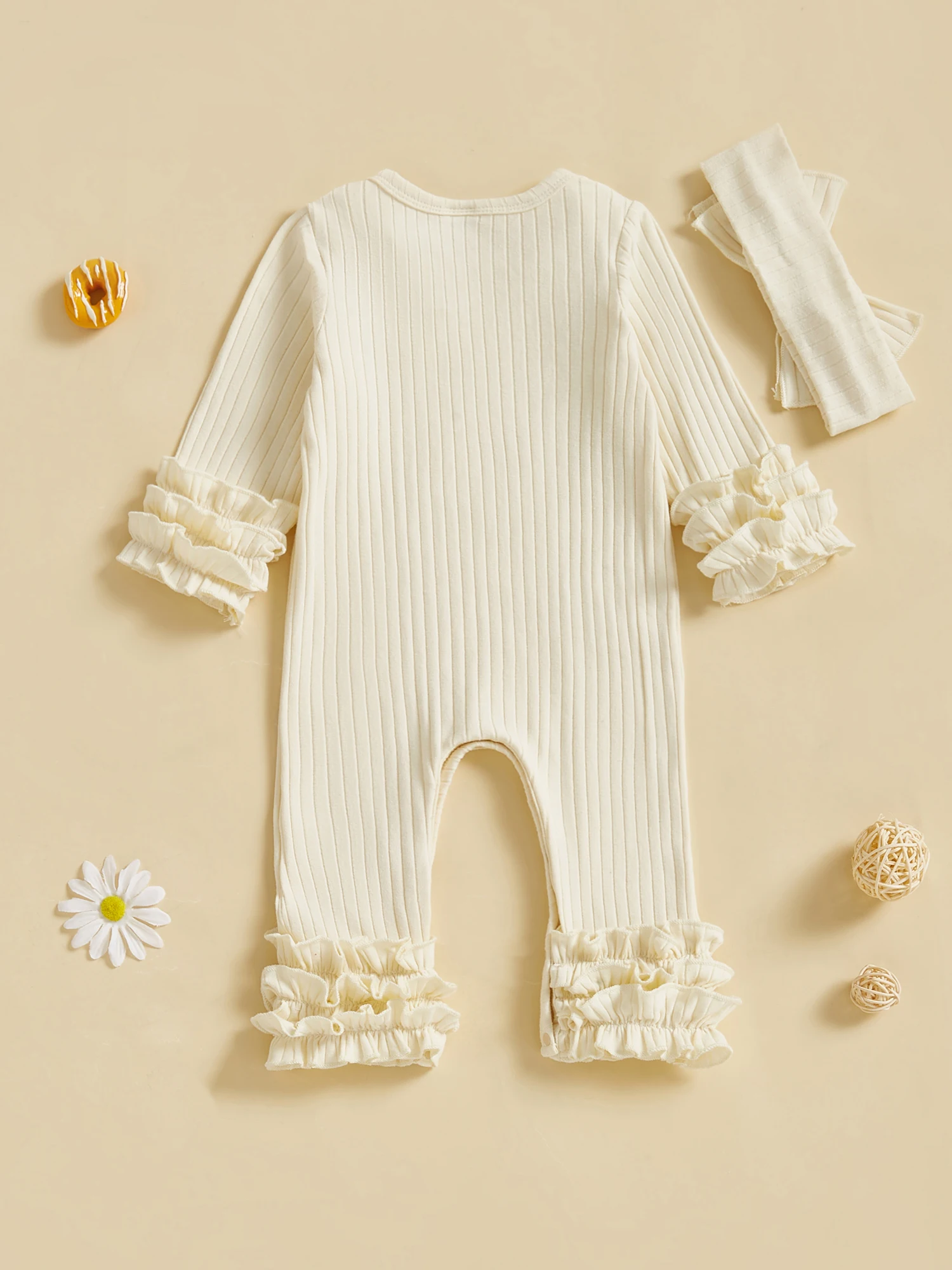 

Комплект одежды для новорожденных мальчиков: полосатая толстовка с длинными рукавами, брюки на завязках и подходящая шапочка-бини.