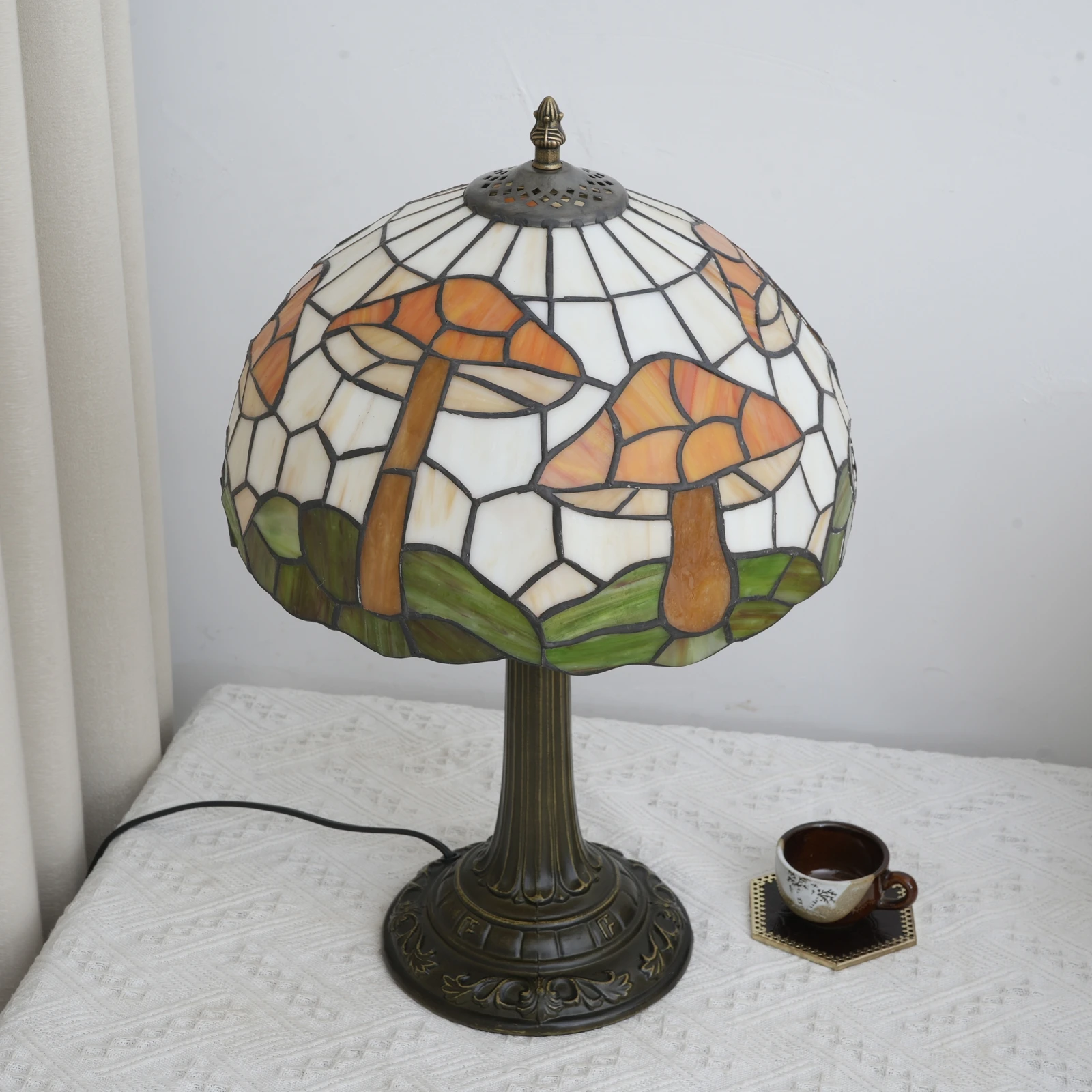 12-Inch Pink Tulip Colorful stained Glass Table Lamp Christmas Atmosphere Lampshade Living Room Bedroom Decorative Lighting