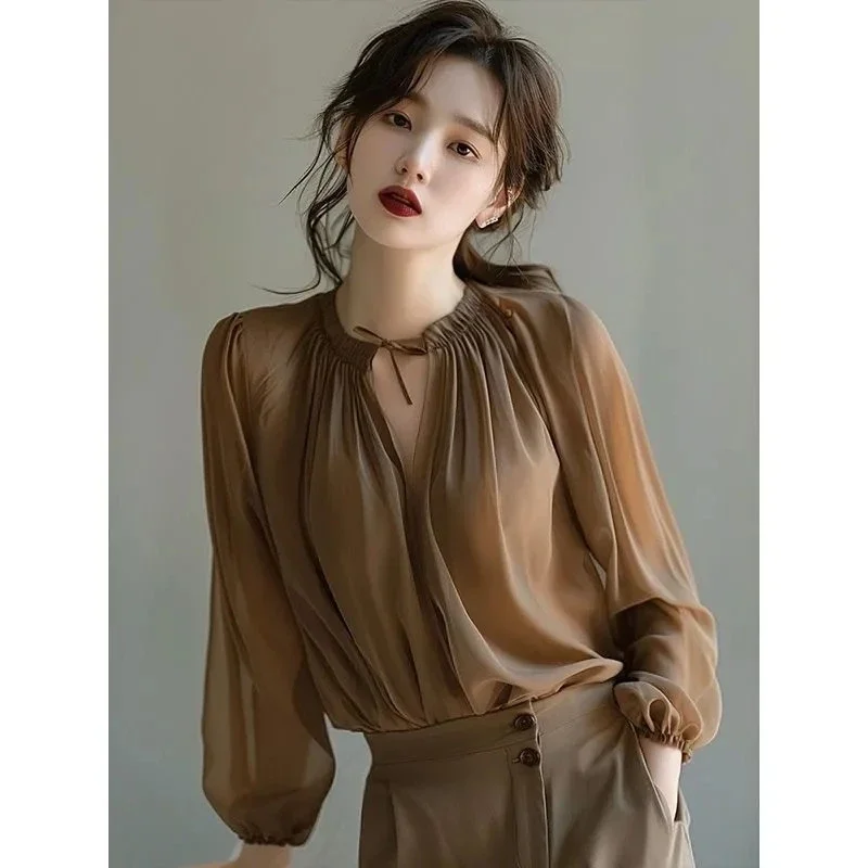 Elegancka bluzka damska z bufiastymi rękawami i wiązanym dekoltem, luźny krój, styl z dekoltem w kształcie litery V, idealna na wiosnę i jesień.