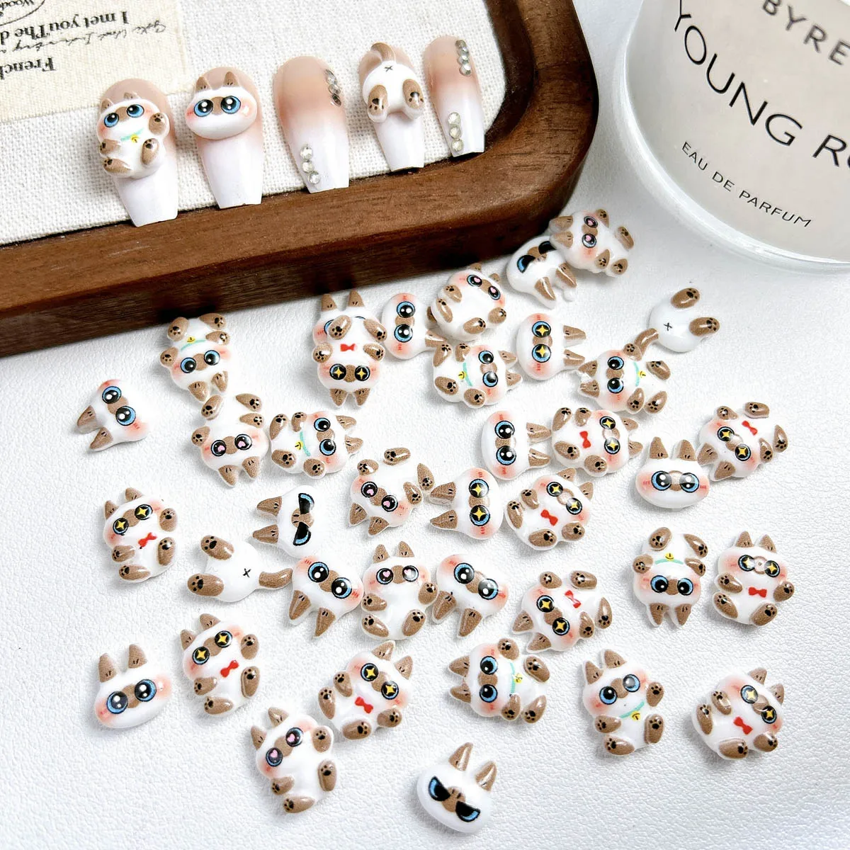 20PCS Multi-expression Nette Katze Harz Nagel Charms Cartoon Leuchtende Kreative Weiße Kaffee Katze Nail art Dekorationen für DIY Nägel
