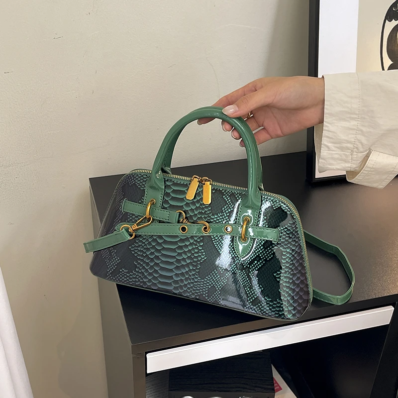 

Luxury Brand Messenger Bag Women's Leather Finish Famous Designer Crafted Versatile and Functional