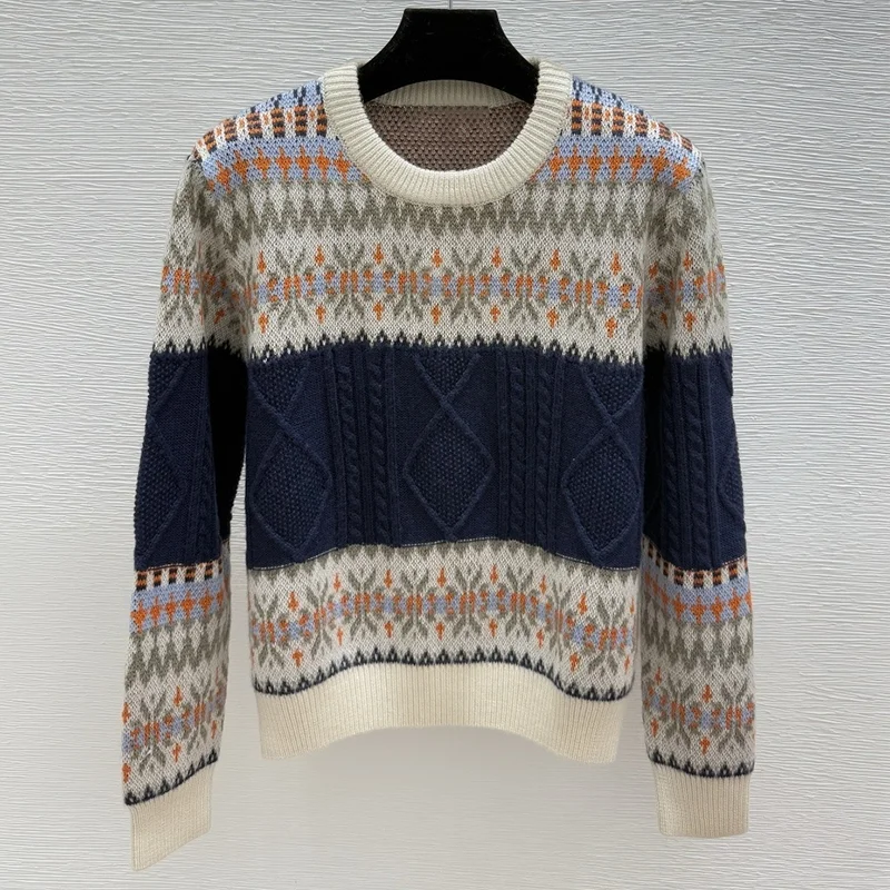เสื้อสเวตเตอร์ผู้หญิงดีไซน์ลายแจ็คการ์ดคุณภาพสูงจาก Fel Island พร้อมโลโก้ปักและเนื้อผ้านุ่มแบบสวมหัว รุ่น 251028146