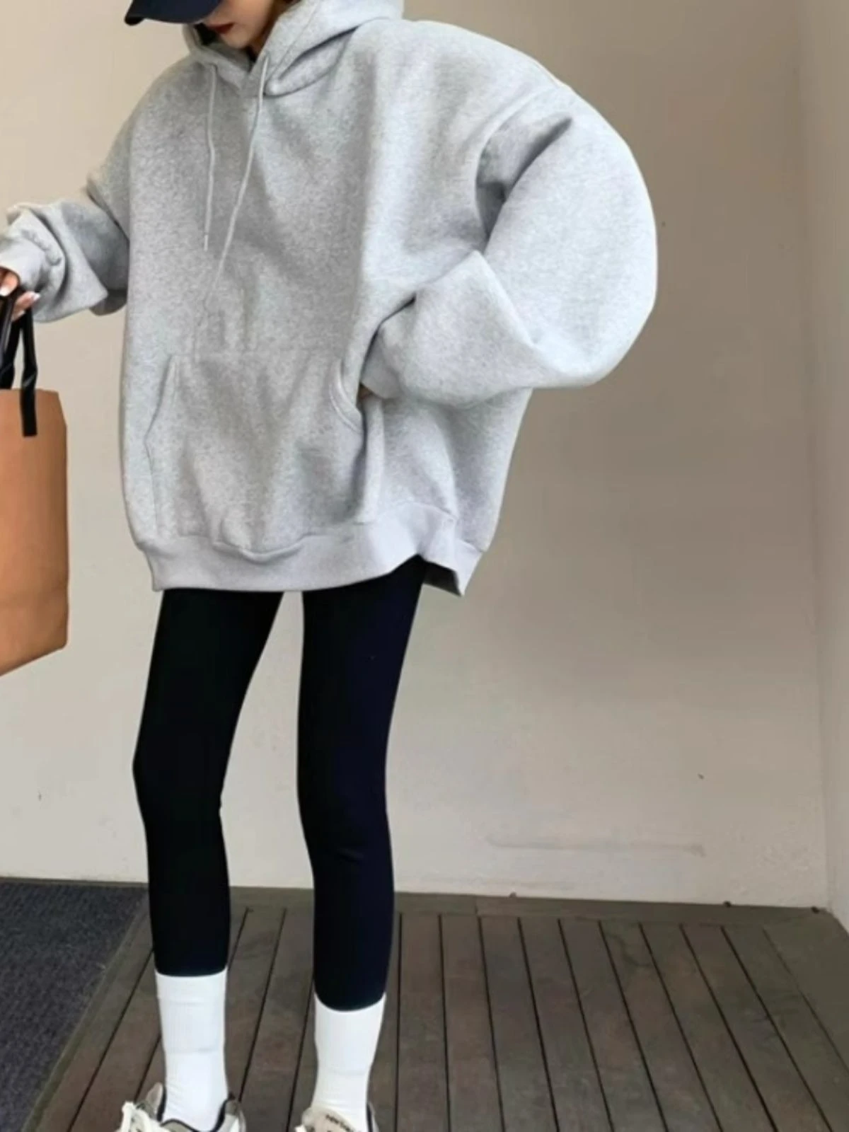 Felpa con cappuccio grigia da donna 2025 Nuovo autunno e inverno con giacca ampia pigra medio lunga con stampa di lettere in velluto