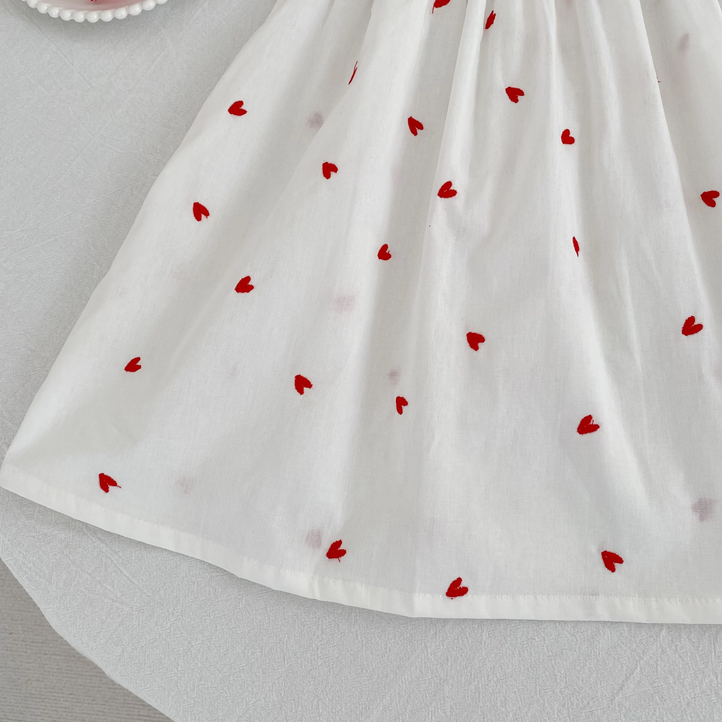 2026 Sommer Neu 2-6 Jahre Ärmelloses Weißes Kleid für Mädchen Kinder Prinzessinnen-Geburtstagskleid mit Herz-Print im Westlichen Stil – Detail 10
