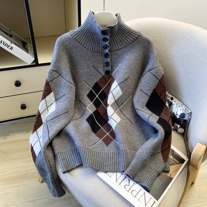 

Женский теплый вязаный свитер-пуловер с воротником-стойкой, утолщенный, с узором «аргайл», серый, весенний, уютный, с элементами пэчворка, для ношения как базовый слой