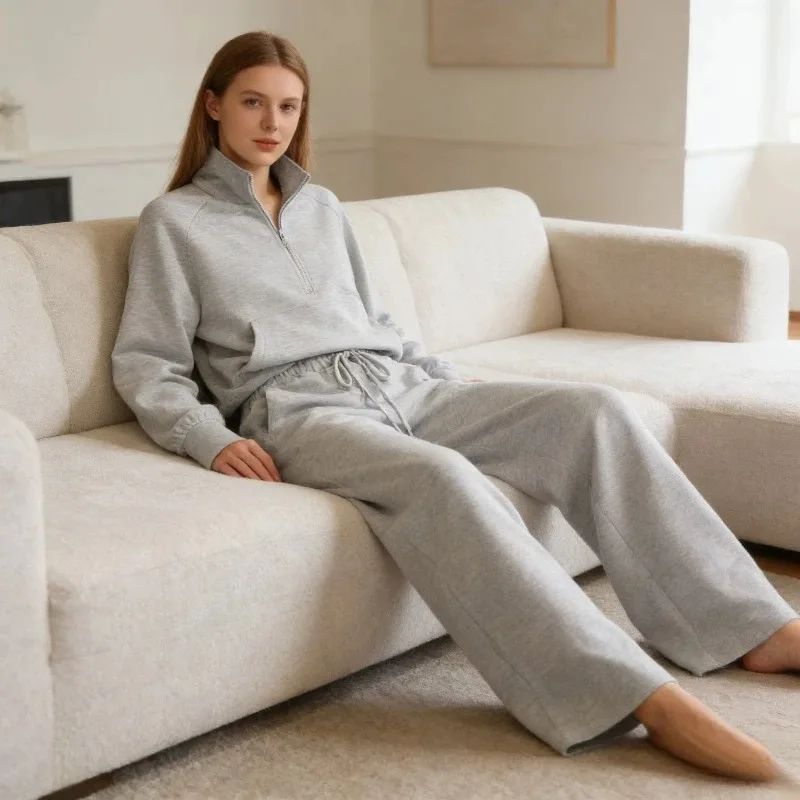 

Женский спортивный костюм 2026: свитшот на молнии до середины груди и брюки с широкими штанинами