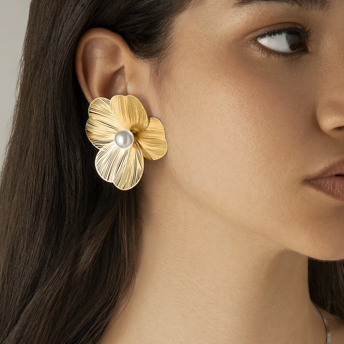 Large Metal Flower Petal Imitation Pearl Stud Earring for Women Simple New Fashion Jewelry Accessory Wholesale Christmas Gift