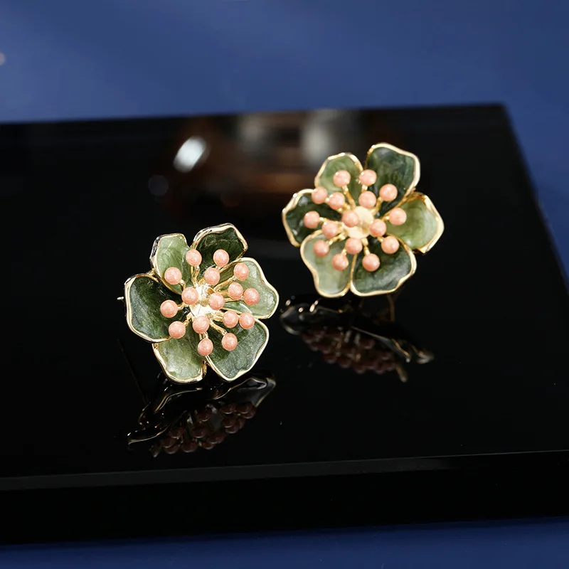 デザイン性の高いイヤリング、ニッチなイヤリングバックル、油滴防止オイル、椿の花のスタッドイヤリング2025新作