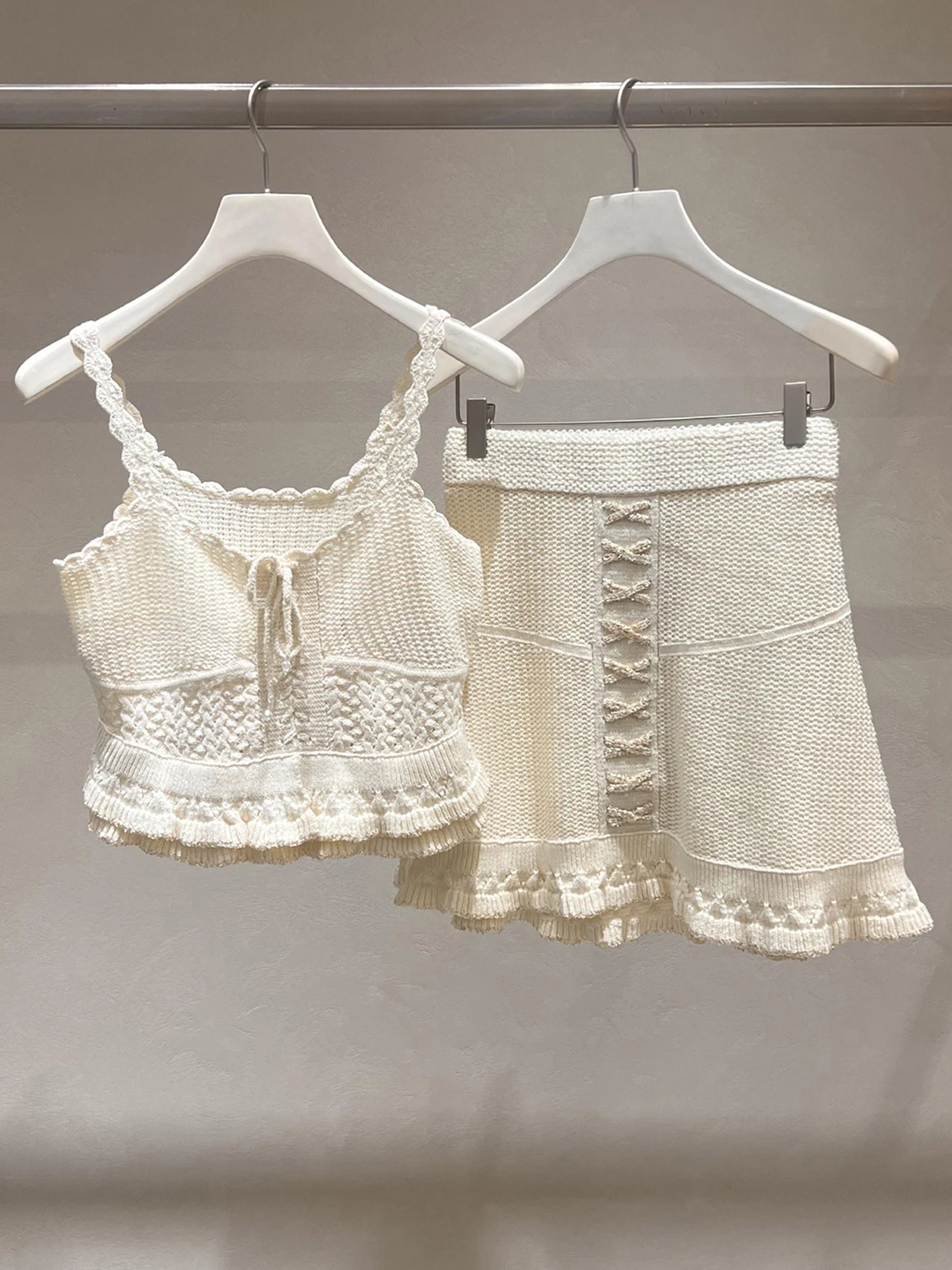 

High-End Summer Knitted Hook-Design Tank Top And Belted Skirt Set for Women Ele Faionable Two-Piece Ensemble