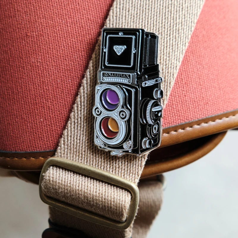 Rollei Double Reverse Middle Frame Camera Luolai Double Lens 2.8F 3.5f Metal Badge Brooch Bag Jewelry