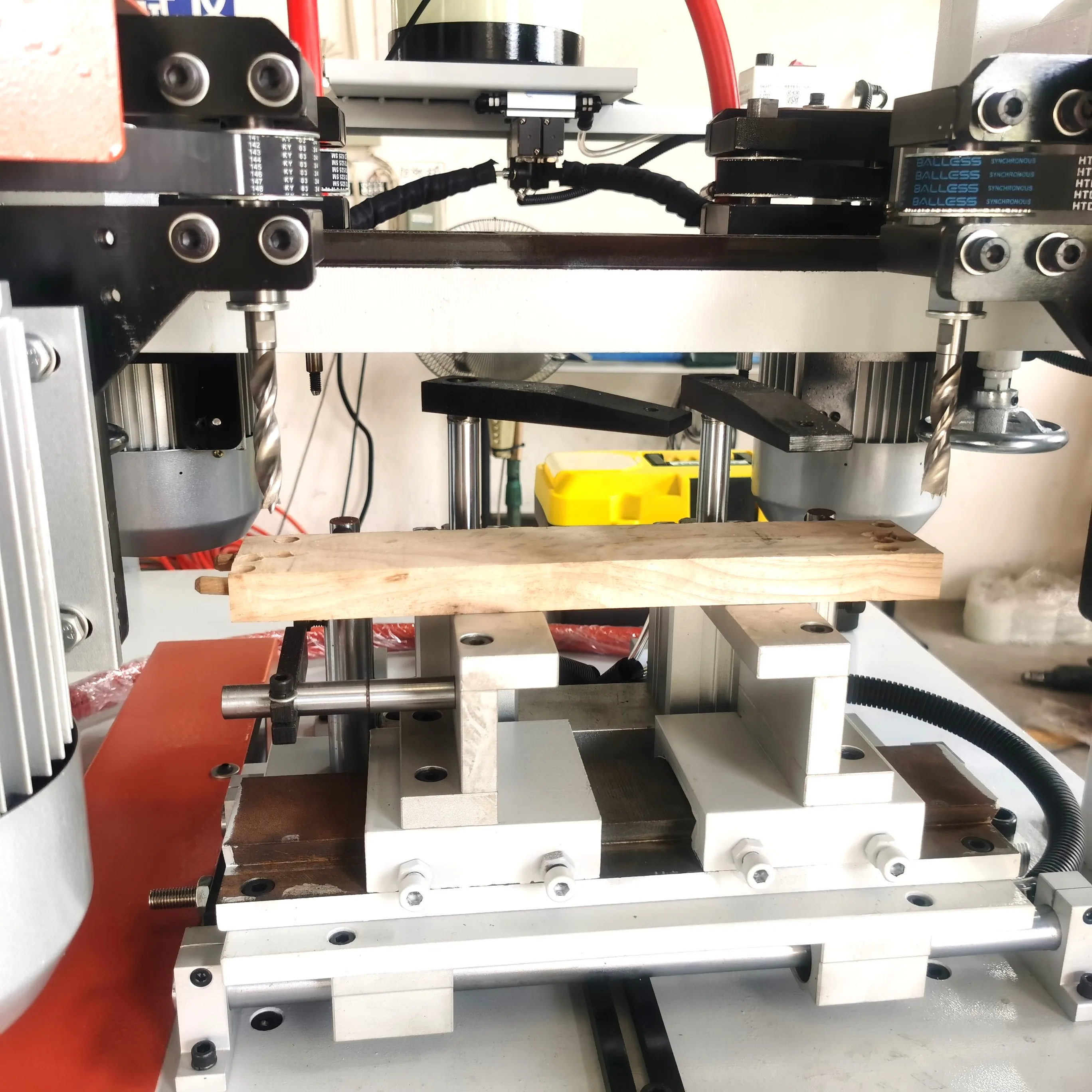 Multifunktionale Verarbeitungsmaschine für die Rückenlehne des Holzstuhls