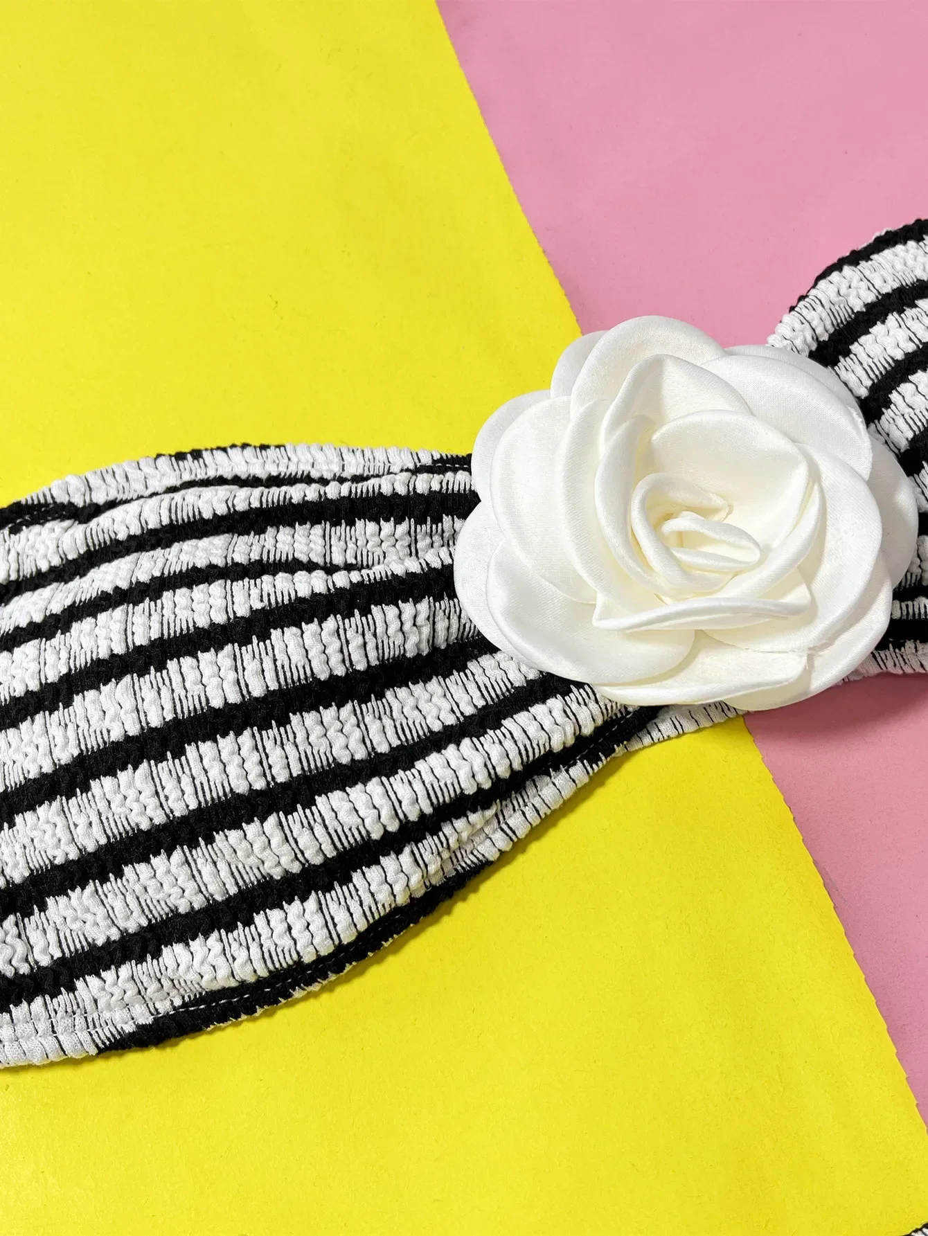 Женский купальник в белую и белую полоску с 3D цветком, бикини из 2 предметов, купальник для летнего пляжного отдыха 2024 с высокой талией, без бретелек и открытой спиной