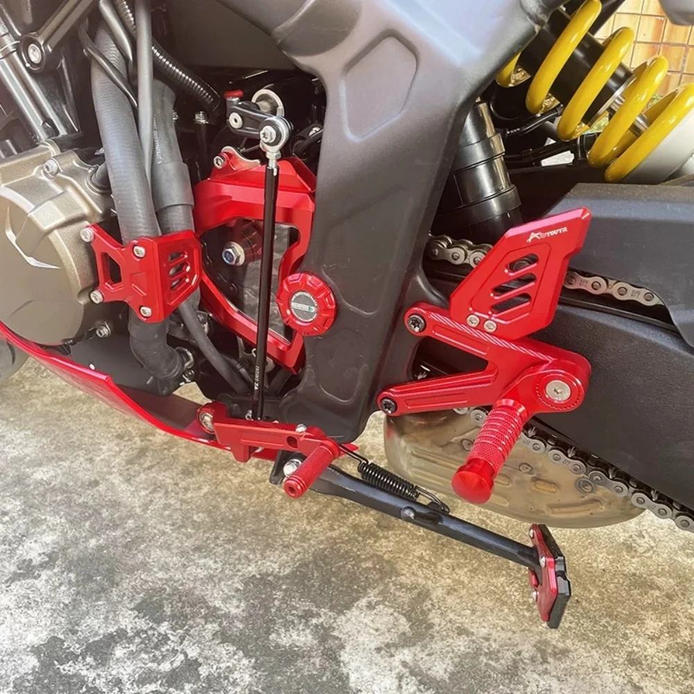 Adjustable footpegs for 2023-2026 QJMOTOR SRK800RR and SRK600RS motorcycles; high-quality racing footpegs.