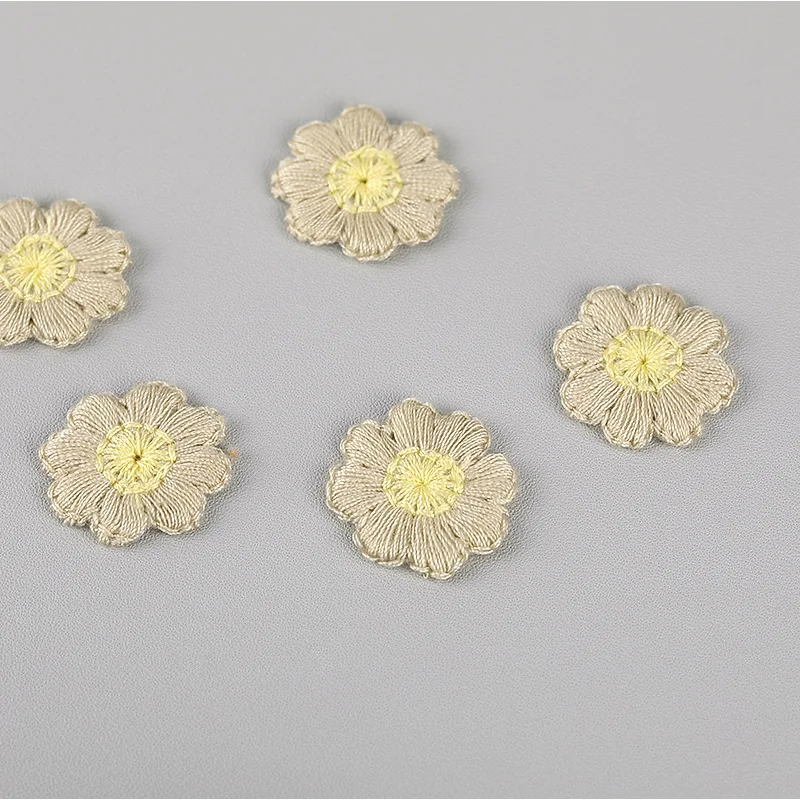 30PCS 2CM Geborduurde Doek Tas Schoenen Kleine Bloem Applique Patch Oortelefoon Bloem Sticker DIY Haar Sokken Schoenen Hoed bloem Patch