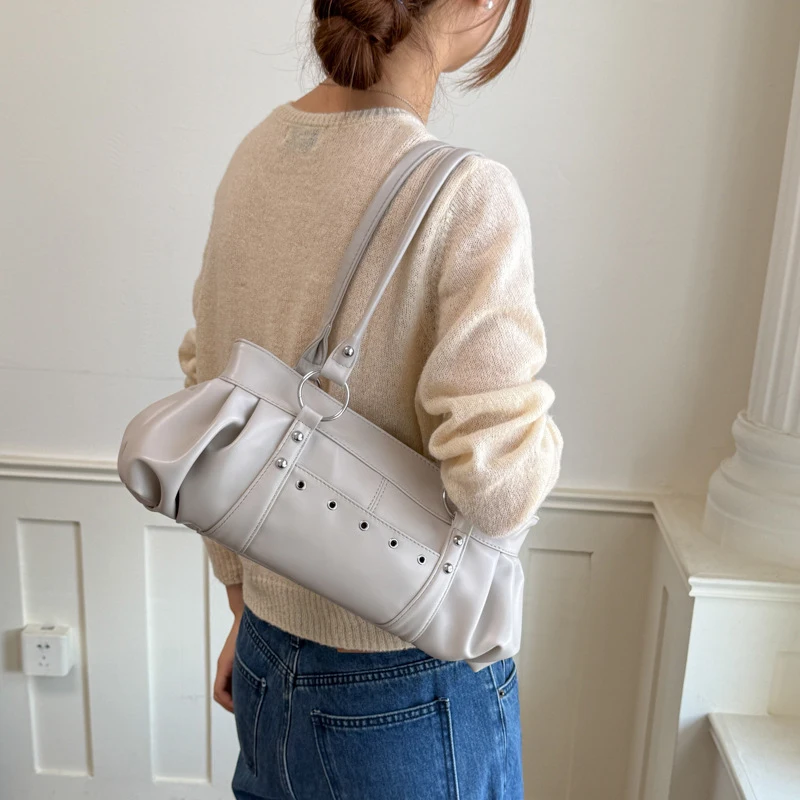 Metallnietenverzierte Unterarm-Schultertasche, Damen Einfarbige Preppy Pendler-Handtasche mit Nieten-Dekor, Koreanische Y2k Mädchen Weiche Casual Tragetasche – Detail 4