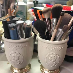 Soporte de brochas de maquillaje Retro, herramientas cosméticas de retrato en relieve, almacenamiento de bolígrafos de Peine