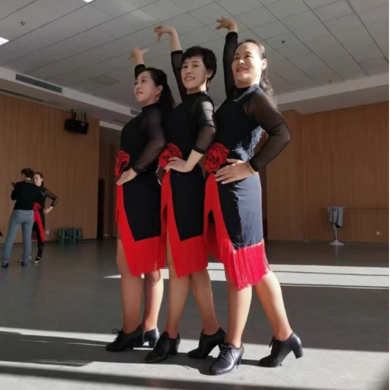 Neues Lateinamerikanisches Tanzkleid mit Langen Ärmeln für Damen, Großer Roter Blumen-Quastenrock, Latina Schwarzes Sexy Erwachsenen-Kostüm für Rumba
