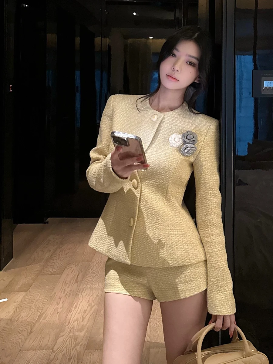 Slimming Floral Print Long Sleeve Thickened Knit Cardigan Short Pants Set in Light Yellow French Style Fashionable Women's Suit