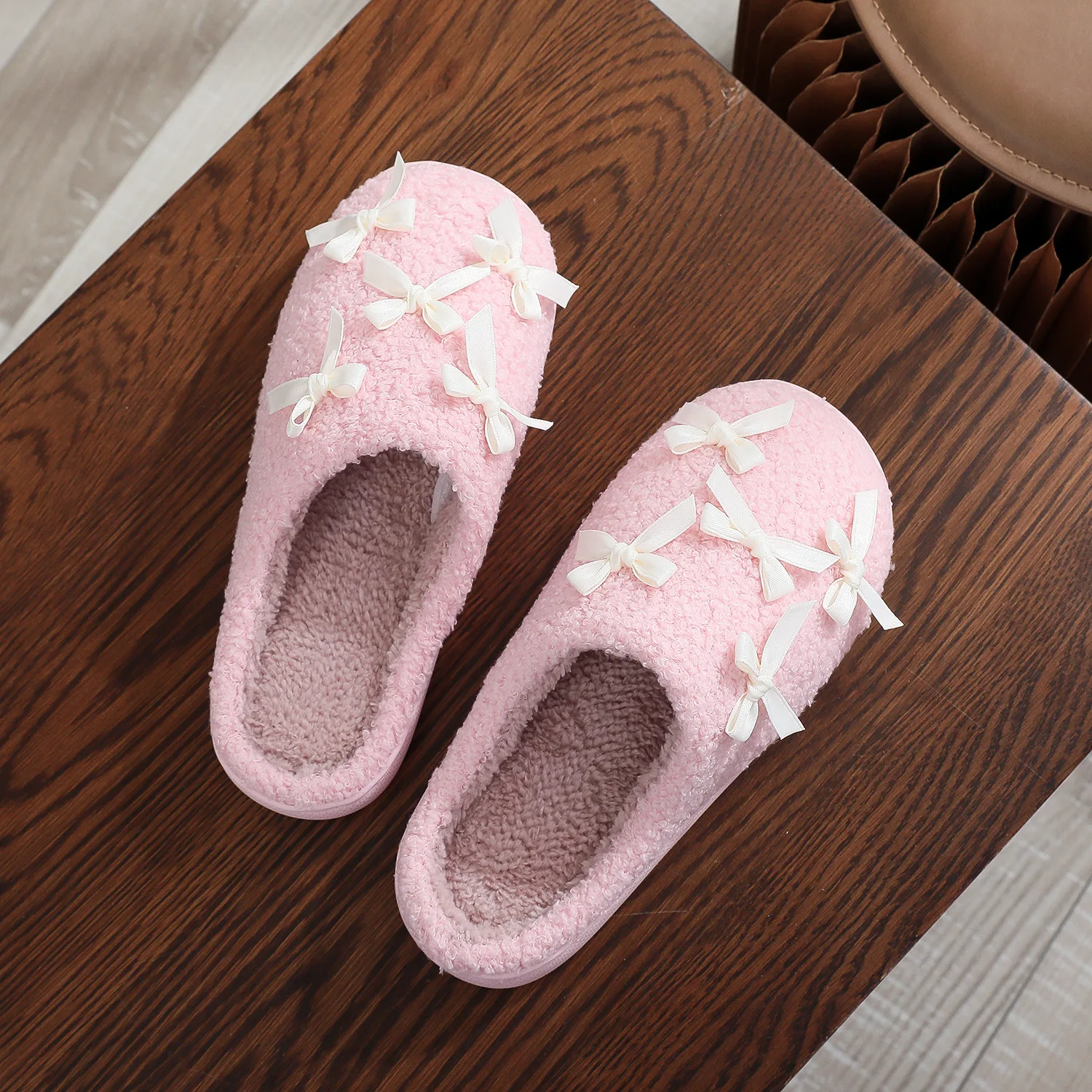 Neue Trendige Herbst- und Winter-Plüsch-Baumwoll-Hausschuhe für Damen, Warme Indoor-Pantoffeln mit Niedlicher Schleife in Rosa – Detail 4