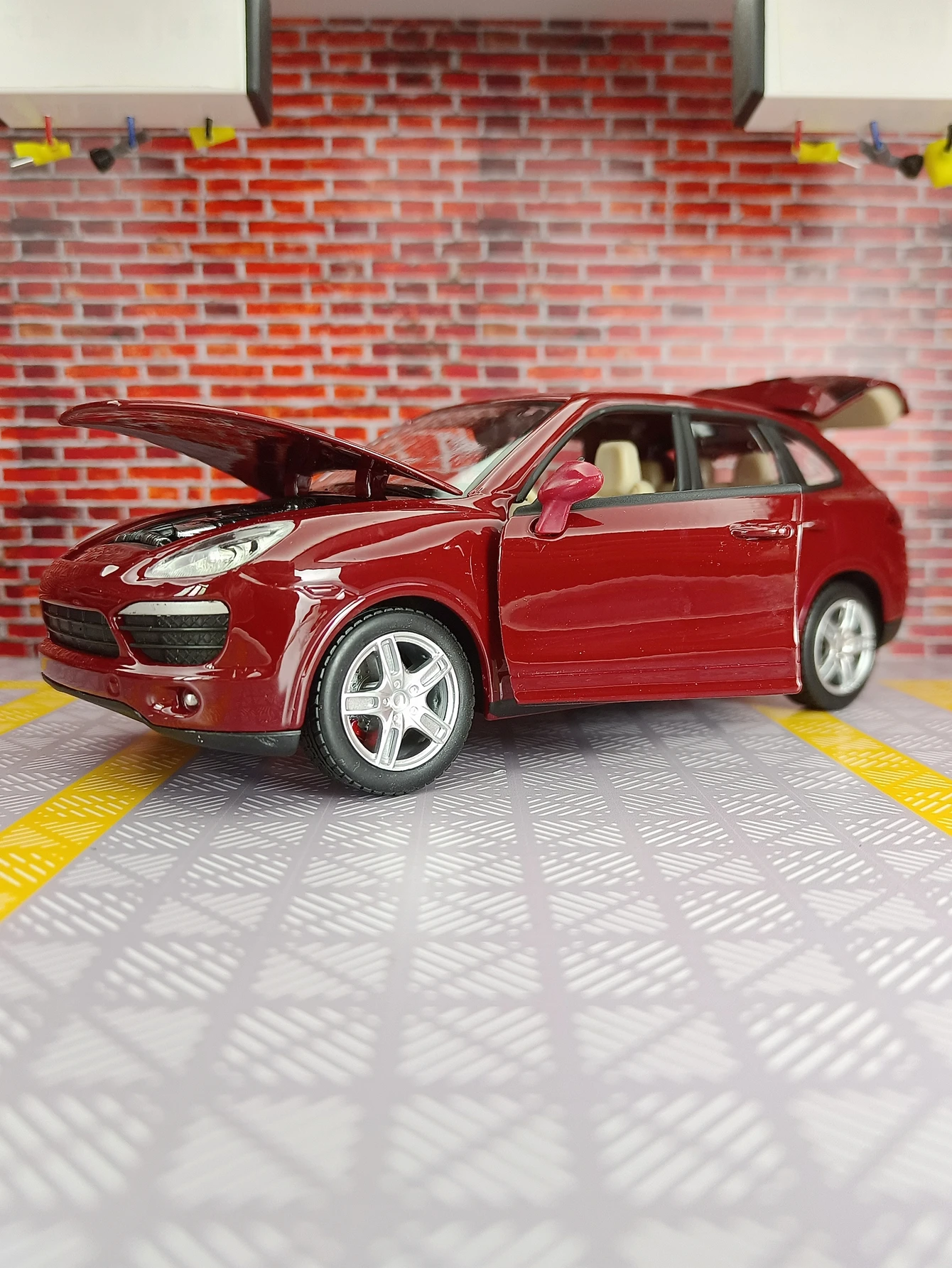 1:24 Porsche Cayenne SUV vehículo todoterreno de aleación modelo de coche decoración, puertas y capó de motor, maletero se puede abrir para niños