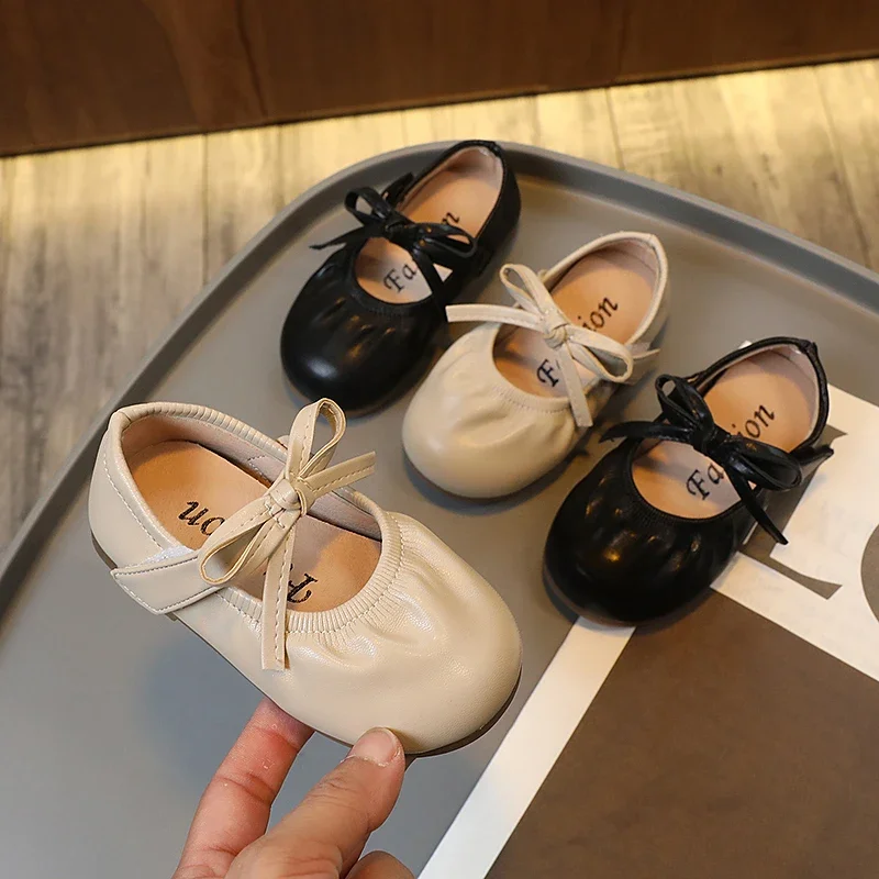 Dziewczęce buty na płaskim obcasie 2022 modne dziecięce buty z kokardą w stylu Retro dziecięce miękkie podeszwy plisowana, na co dzień buty na