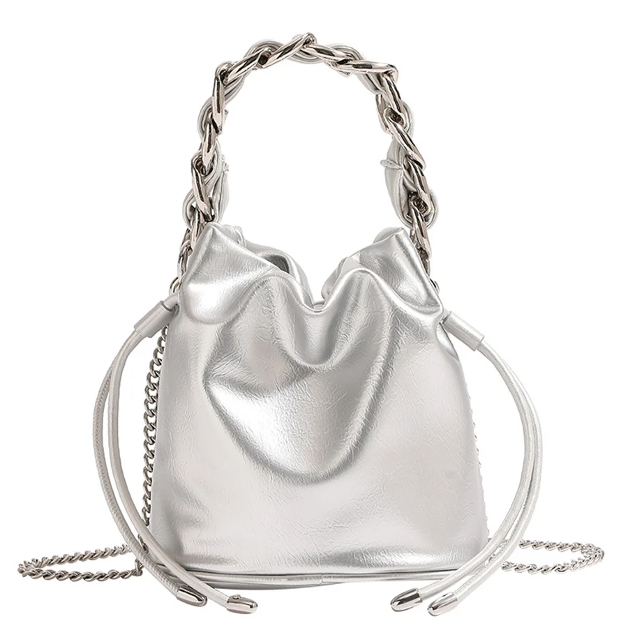 حقائب دلو بسلسلة فضية سميكة للنساء من جلد البولي يوريثان حقيبة كتف بسلاسل برباط وحقائب كروس وحقائب يد كاجوال للركاب