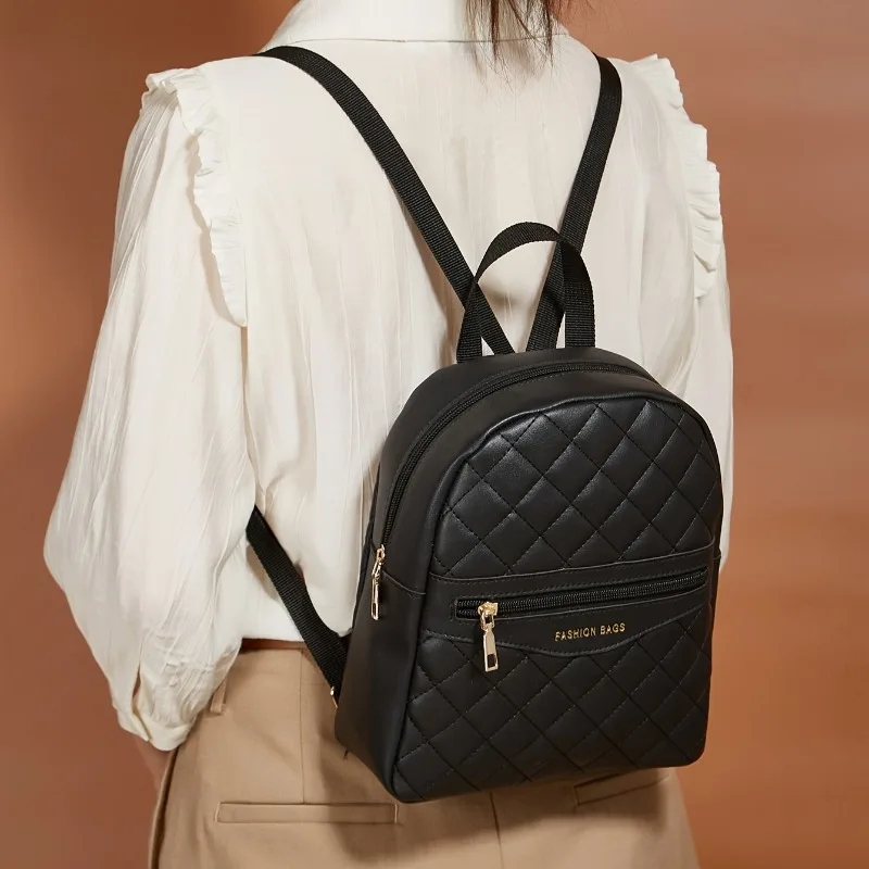 Elegante Mochila Casual Mini Acolchada Blanca para Mujer, Bolso de Hombro con Costuras en Forma de Rombo y Herrajes Dorados, Versátil para Ocasiones Laborales