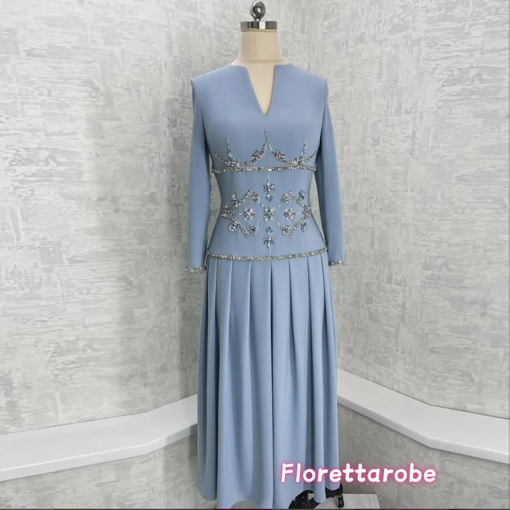 Maßgeschneidertes Blaues Abendkleid mit V-Ausschnitt, Langen Ärmeln, A-Linie und Perlen - Muslimisches Knöchellanges Maxikleid für Abschlussball