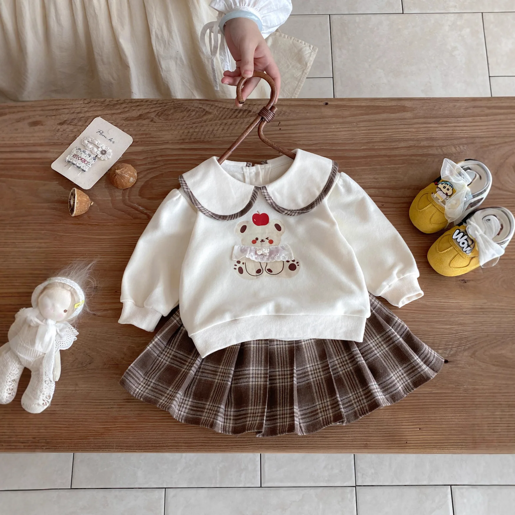 

Baby Girl Autumn Checkered Half Skirt Two Piece Set Baby Girl Western College Style Cartoon Bear Doll Collar Top