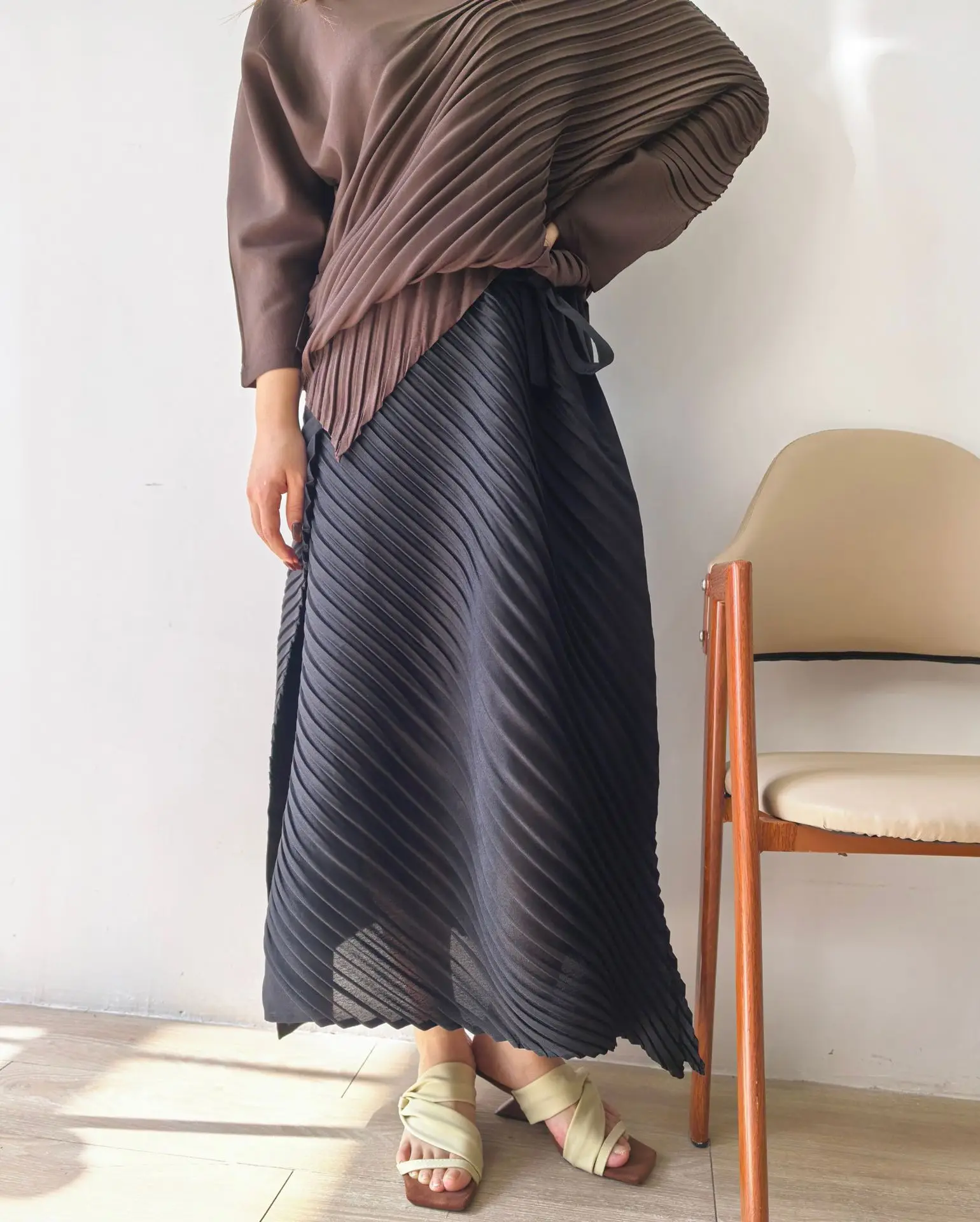 

Miyake плиссированная высококачественная плиссированная 2026, новые весенние дизайнерские модели, повседневная юбка до половины тела в ленивом стиле с нерегулярным галстуком