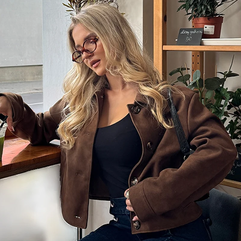 เสื้อแจ็คเก็ตผู้หญิง HXAO แจ็คเก็ตหนังกลับแบบครอป แจ็คเก็ตผู้หญิงสำหรับฤดูใบไม้ร่วงปี 2025 สีน้ำตาล แจ็คเก็ตทรงบอมเบอร์ ติดกระดุม แขนยาว เสื้อคลุมด้านนอก สไตล์เก๋ไก๋ สง่างาม