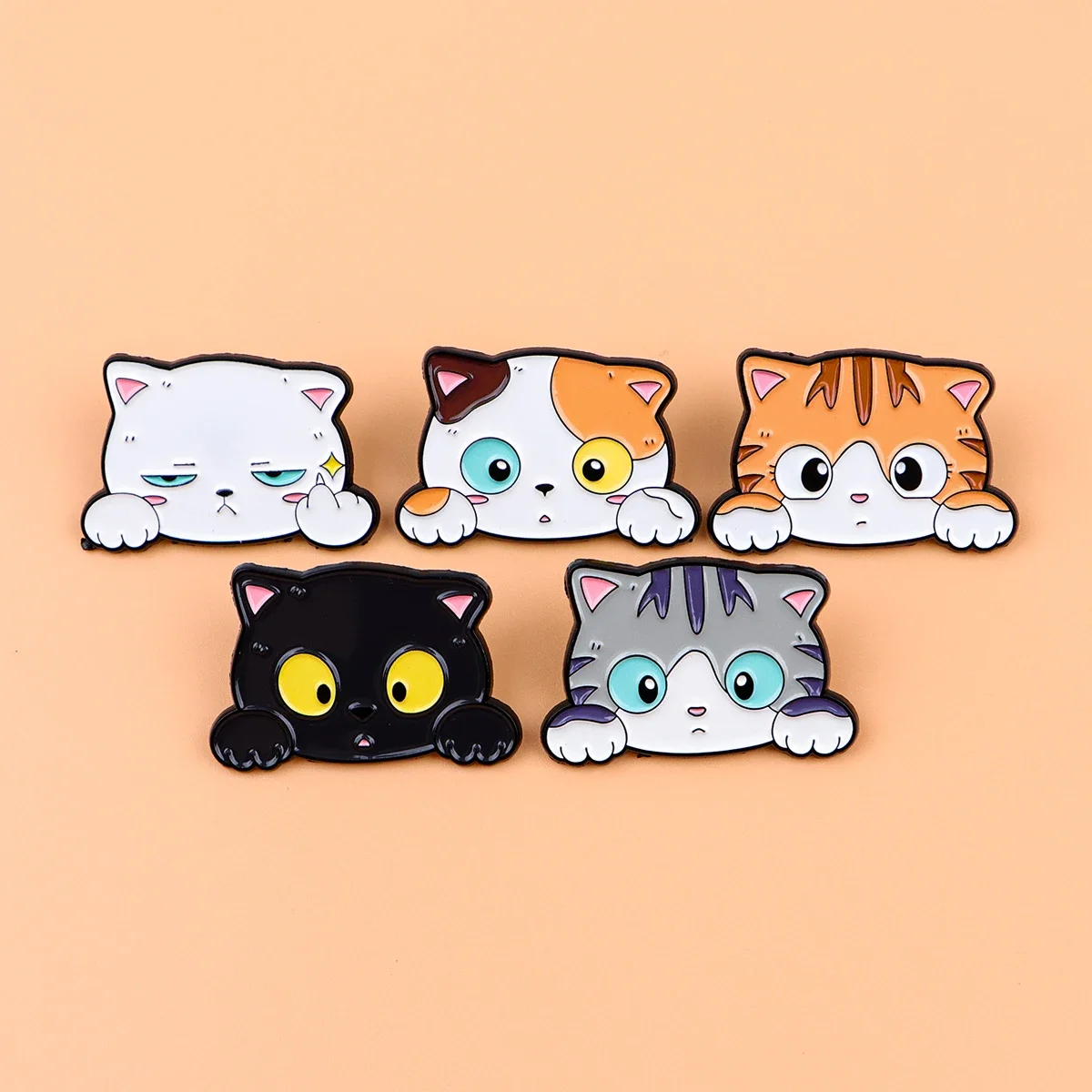 سعيد الحيوانات الأليفة القطط لطيف المينا دبوس الكرتون الحيوانات دبابيس امرأة الرجال على ظهره اكسسوارات أكياس شارة التلبيب مجوهرات هدية للأطفال