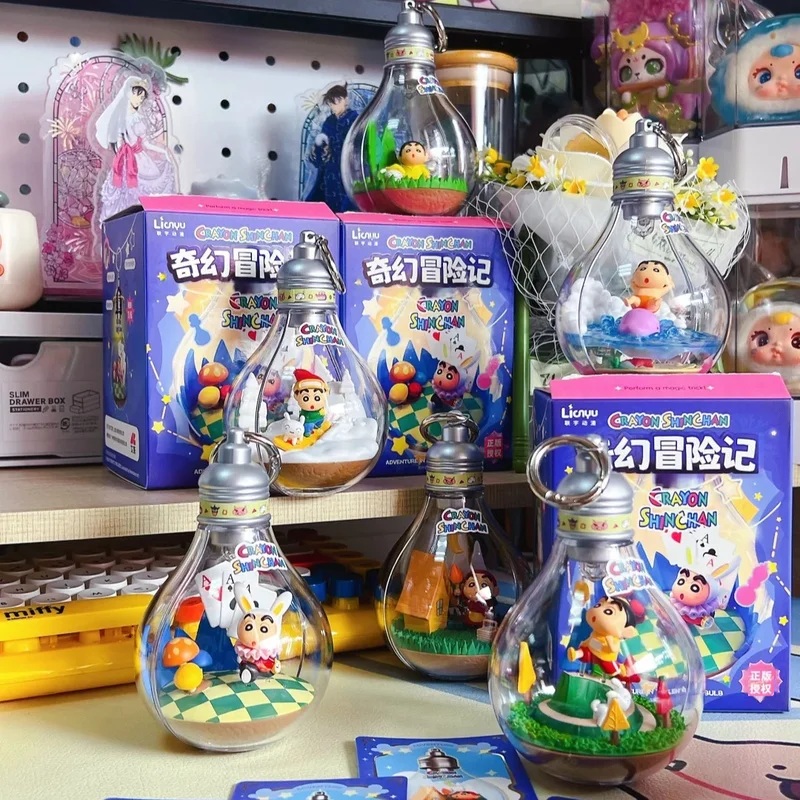 Карандаш Шин-Чан Фэнтези Приключения Миниатюрная сцена Орнамент Лампочка Glow Tide Play Слепая коробка Праздничный подарок Милая игрушка Орнамент