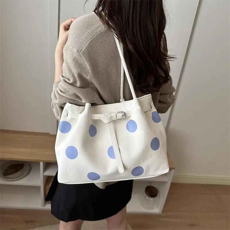 Gepunktete Schultertasche mit großer Kapazität und Schnallendesign für den täglichen Arbeitsweg und Einkauf. – Detail 2