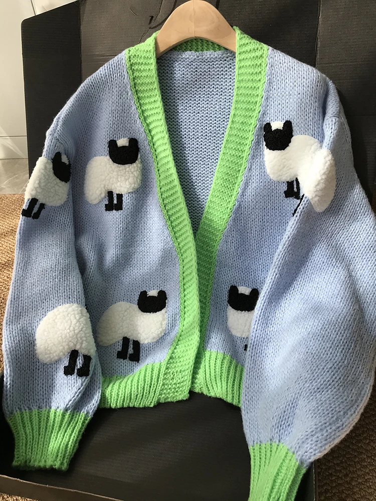 รูปแบบแกะ Chunky เสื้อสเวตเตอร์ถักปุ่มด้านหน้าน่ารักการ์ตูนเสื้อกันหนาวแขนยาว V คอฤดูใบไม้ร่วงผู้หญิงจัมเปอร์เสื้อถัก