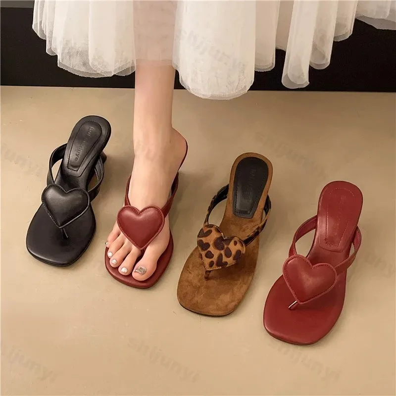 Zapatillas de cuña para mujer, chanclas con Clip dedos a la moda de verano 2025, zapatos deslizantes para vacaciones en la playa, zapatos de ocio al aire libre con estampado de leopardo