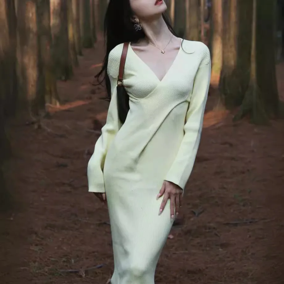 Sukienka długa, luźna, z dekoltem w serek, marszczeniem w talii, w stylu francuskim, idealna na wiosnę, model 6569.