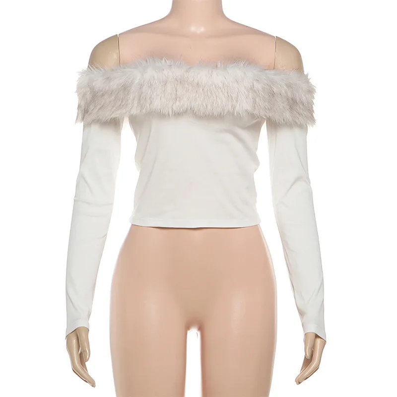 Damskie modne seksowne crop topy z długim rękawem, z odkrytymi ramionami, z dekoltem typu slash neck, z futrzanymi wstawkami, prążkowane, dopasowane, na jesień i zimę 2025.