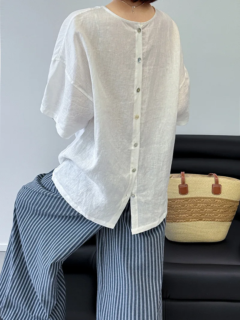 Personalização de Roupas Femininas Europeias: Novos Estilos Verão 2026 - Camisa de Linho de Manga Curta Solta e Modeladora com Botão Único nas Costas