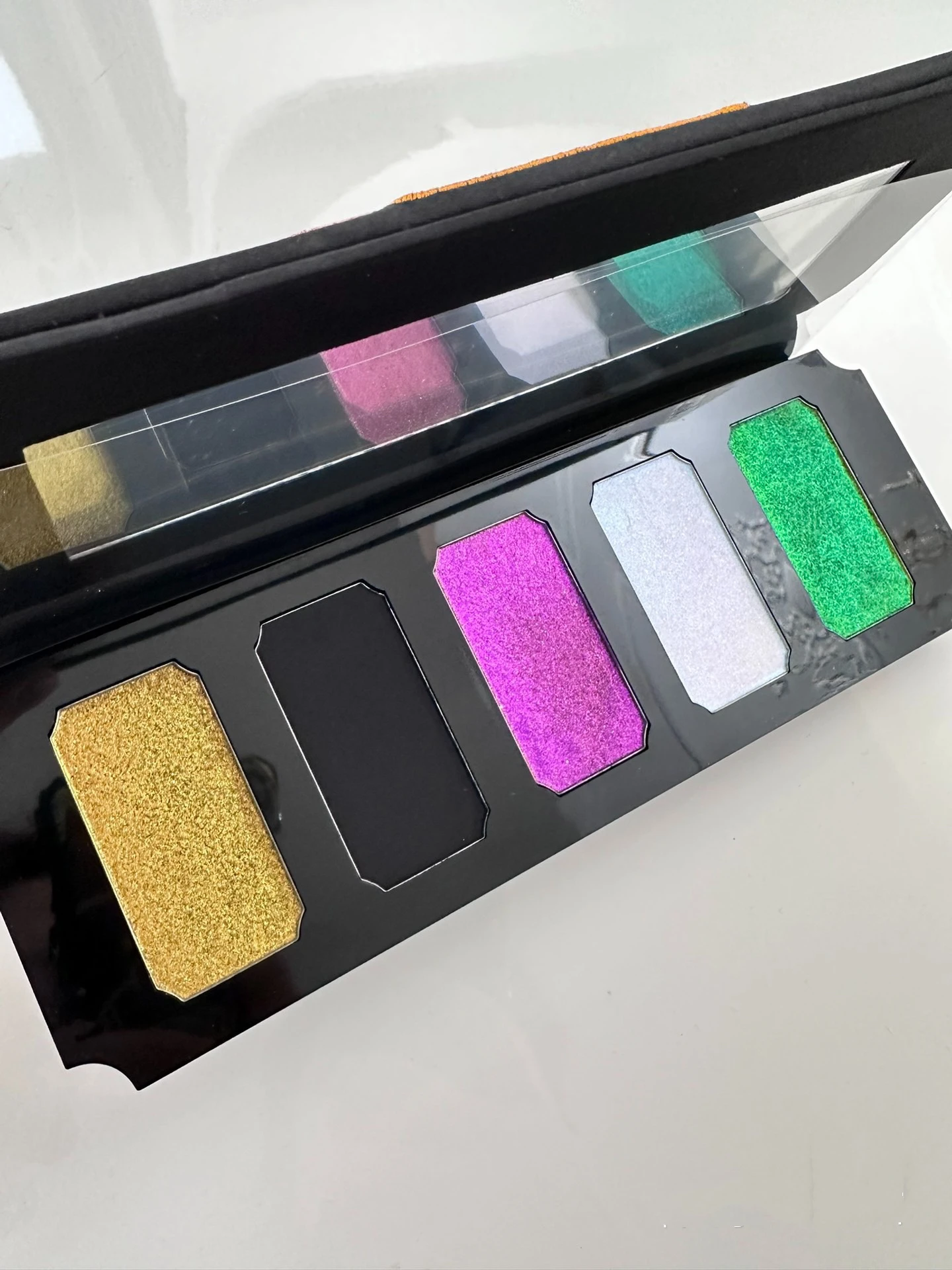 LA SANTA CROXX 5 Colors Chameleon Pearl Matte Eyeshadow Tray 16g