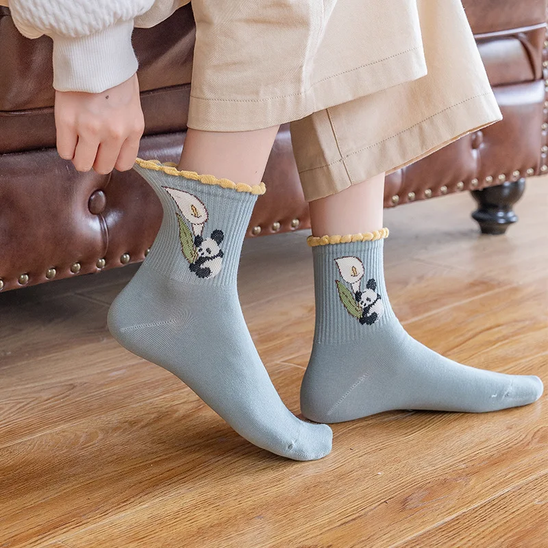 Calcetines de tubo medio para mujer, medias versátiles de algodón con dibujos animados, pequeñas flores, Panda, blanco fresco, 2/4 pares