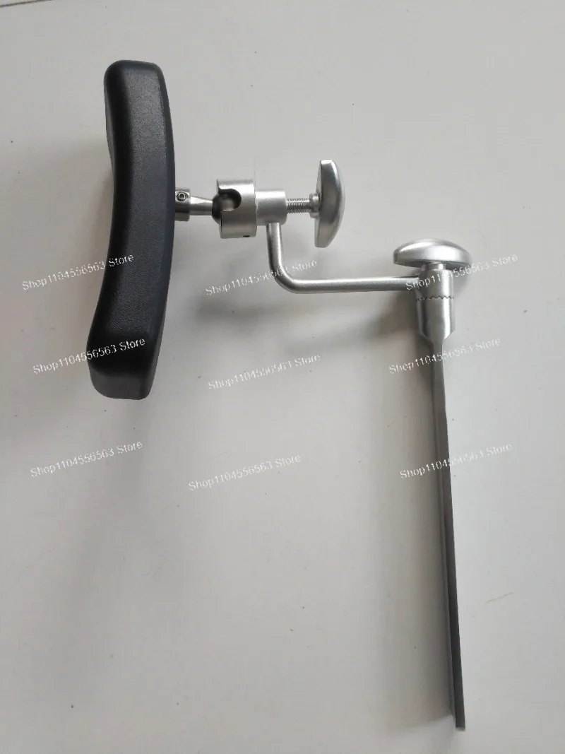 

Зажим для поддержки поясничного и бокового отделов тела на операционном столе с позиционированием плеч для внутриоперационной фиксации