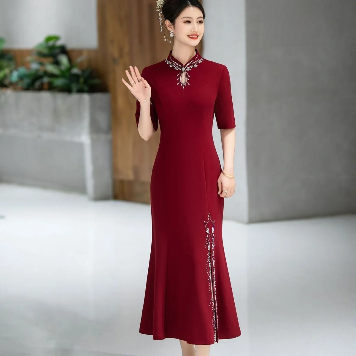 

Элегантное длинное платье-ципао с цветочным декором и стразами для свадебного банкета, стройнящее, в китайском стиле