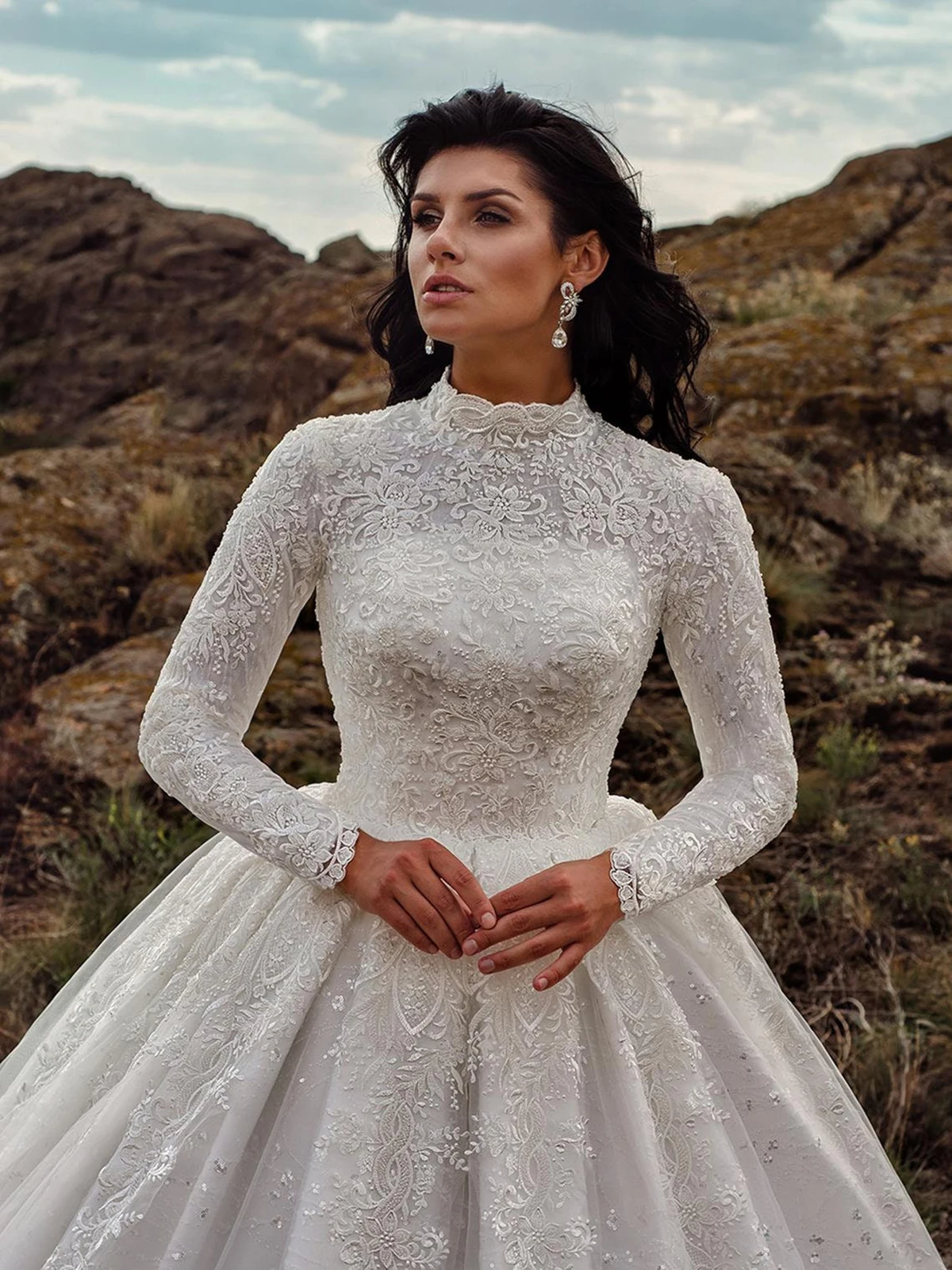 Vestidos de novia elegantes de una línea, cuello alto, manga larga, apliques florales, cuentas de encaje, Vestido de novia hecho A medida