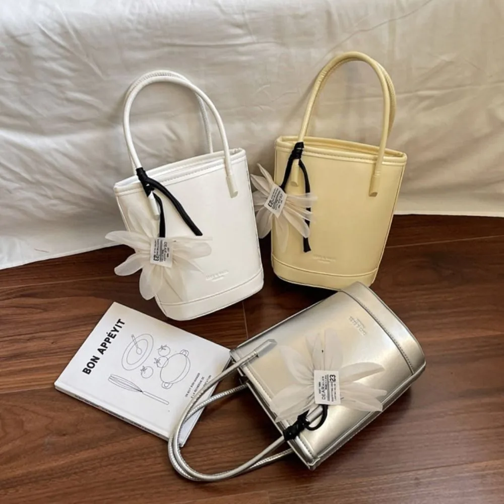 Modieuze Pu lederen bloemenemmertas met hanger Grote capaciteit dameshandtas Elegante effen kleur Crossbody tas buiten