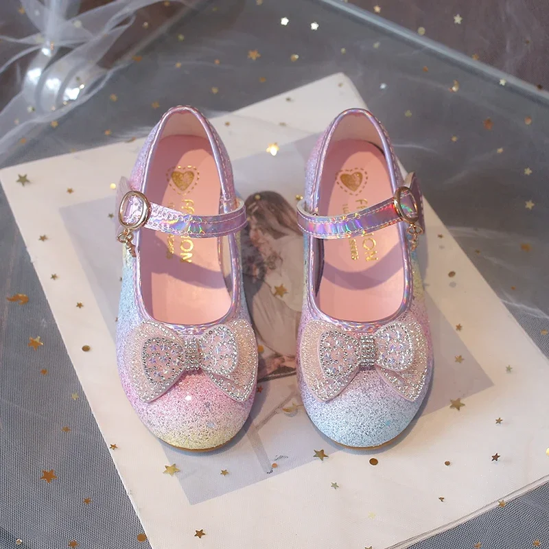 Glitzernde, elegante Mädchen-High-Heels in Regenbogenfarben mit Schleifenknoten, Prinzessinnen-Schuhe für Kinder, für Hochzeiten und Partys, hochhackig, schick, neu. – Detail 5
