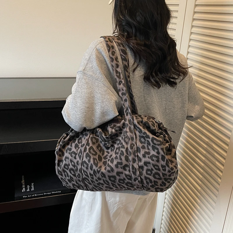 Leopardenmuster-Tragetasche für Damen, große Canvas-Umhängetasche, vielseitige Crossbody-Handtasche, Damen-Shopper-Tasche für Reisen, Arbeit und Alltag. – Detail 17