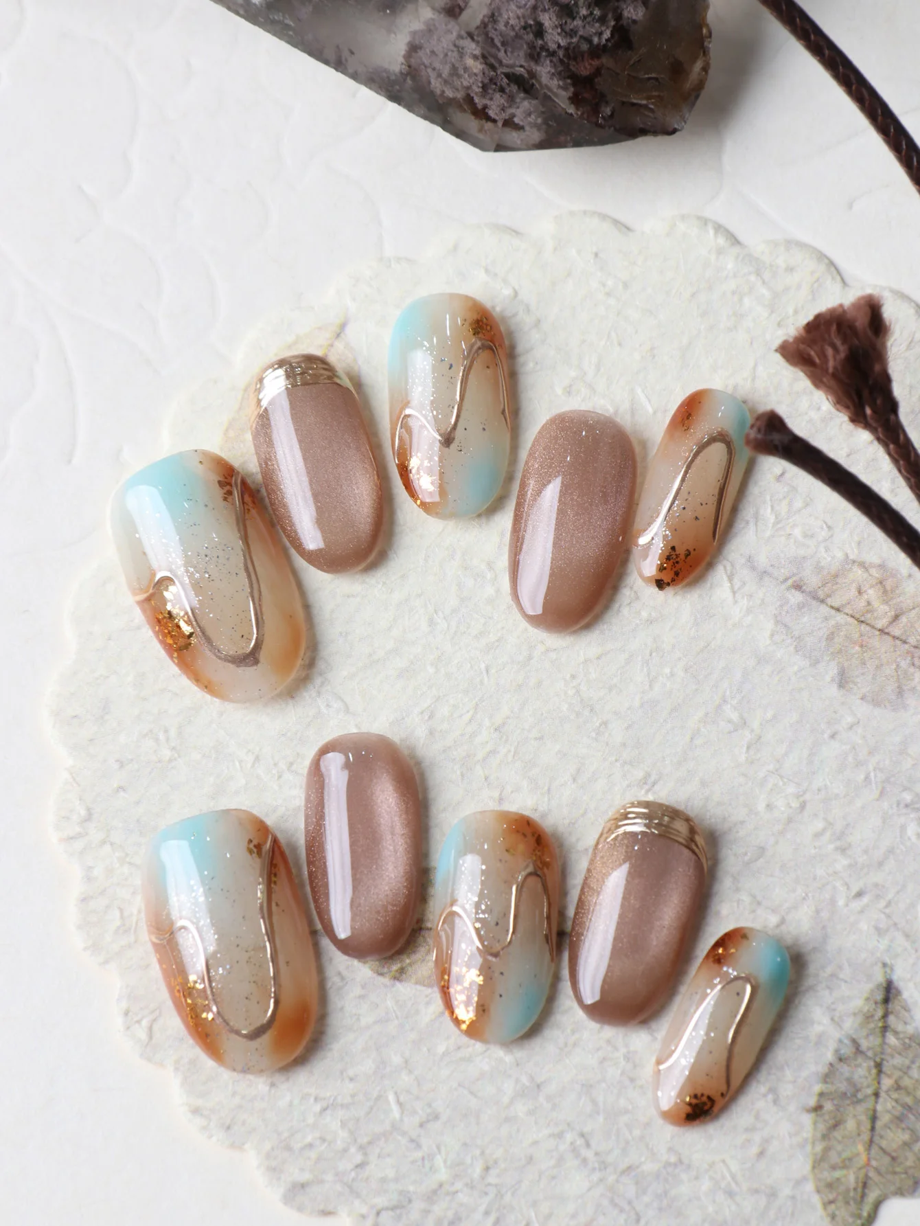 10 Uñas Postizas Cortas Color Marrón con Halo Azul y Hilo Dorado, Incluye 1 Hoja de Adhesivos y 1 Lima Mini