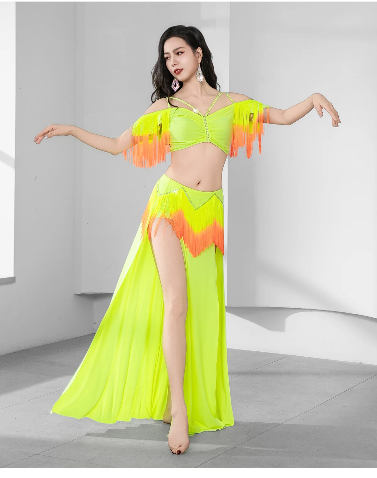 Costume da gruppo di stoffa per squadra di danza del ventre Set da allenamento per ragazze Colori a contrasto Frange Gonna lunga Shimmy Elegante abito da danza orientale