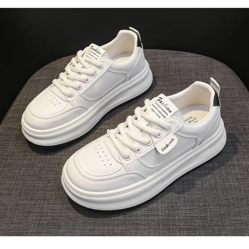 Koreanische Version dicke Sohle weiße Schuhe Damenschuhe Herbst neue Mode vielseitige flache Boden Damen Casual Sportschuhe